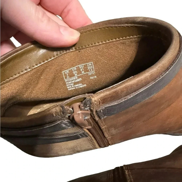 🤎 CLARKS “Spye Comet” Leather Ankle Booties Sz 9.5 🤎 - Picture 2 of 5